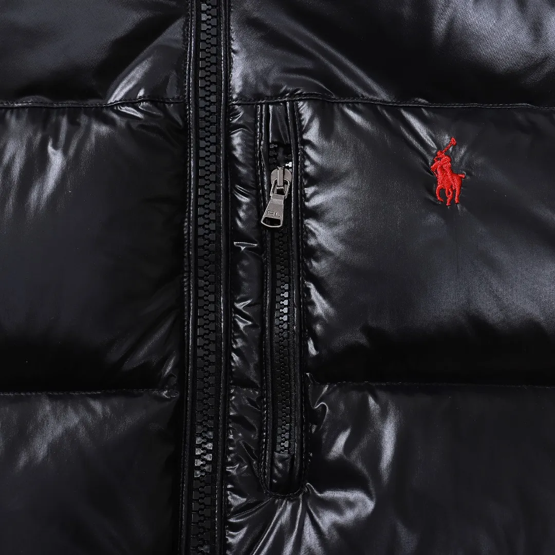 P820 ​​Ralph Lauren/Glossy "Exclusive Production" New top version -Ralph Lauren polo for men and women - ⚡️Ralph has gone crazy this year and the upper body of major Internet celebrities. The fabric has a double-layer shin feel and is full of weight! It's not as heavy as a regular jacket, and the ordinary cotton material feels really different. This one is super comfortable, soft and stylish, and has a green plaid interior that has a retro movie fashion feel! ✅Original custom-made 40D plaid four-level waterproof fabric, waterproof and anti-static fabric, exclusively using the original single-layer fabric method. The use of single-layer fabric has tested that the fabric and down must meet the standards to prevent velvet running, and ensure the feel and bulkiness. The interior is made of nylon double-layer sealing design, which will not cause any velvet running phenomenon. The adjustable hem with built-in drawstring buckle can prevent wind and cold. ✅ Silhouette jacket The upper body shape is super good, and the LOGO design on the chest is prominent. It is a style highly recommended by foreign bloggers. ✅Original original data layout, coordinated, loose, warm, fashionable, real original internal data, tolerant version. ✅Imported Behringer embroidery machine, custom-made 10,000-needle electric embroidery, using imported No. 7 needles, imported embroidery thread, ensuring that each word is full, three-dimensional and clear, and can be called the most expensive embroidery logo. ✅It is filled with national standard 80% white duck down, which has better thermal insulation performance, is light and not heavy, and has good fluff recovery after compression! ✅RDS certified high-quality 700 high fluffy white duck down filling ✅The zipper is customized from the Yoshida RL factory, with clear engravings and perfect and smooth texture ✅Accessories and buttons are all developed using the original version The fit is loose but not baggy. The size is just right and not too picky. The dropped shoulder design modifies the shoulders without making them look bulky. This silhouette is a style that will never go out of style after being worn for a long time. The upper body is also very durable and recognizable. The loose and reasonable fit can be worn by both men and women. It is easy to create a clean and refreshing boyish look. Color: (glossy) Black Size: S M L XL XXL
